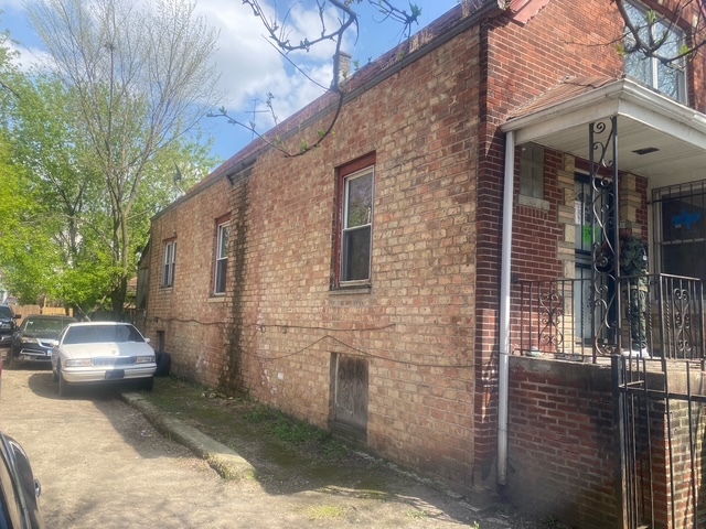 6643 S Wood Street Property Photo 2