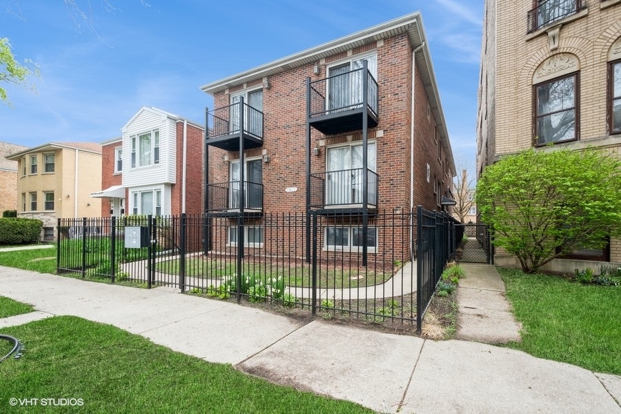7411 N Claremont Avenue 1e Property Photo 1