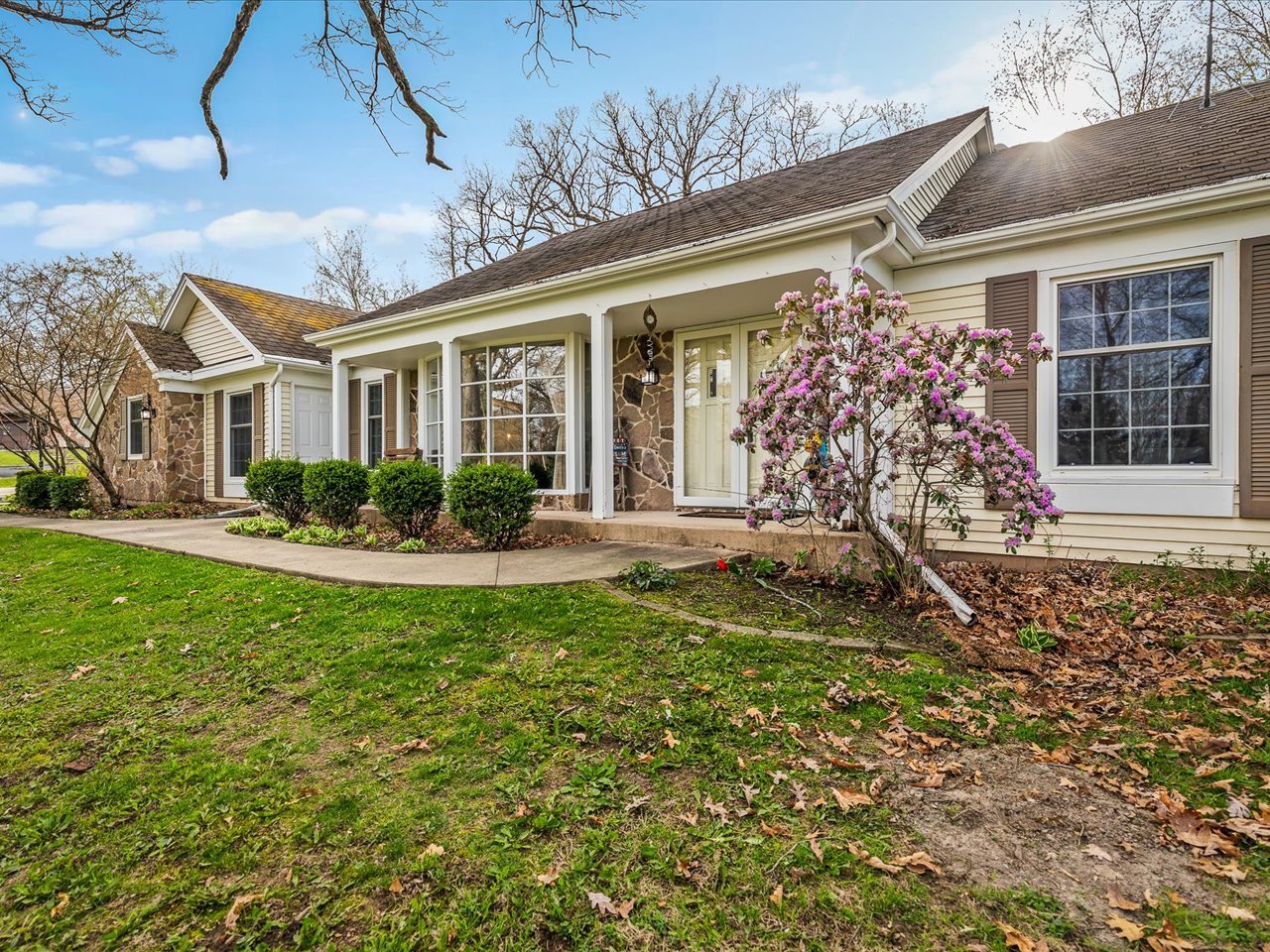 484 Williamsburg Way Property Photo