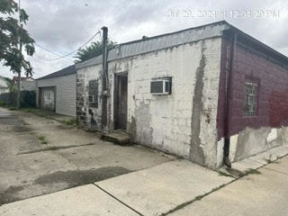 512 W Lake St Property Photo 4