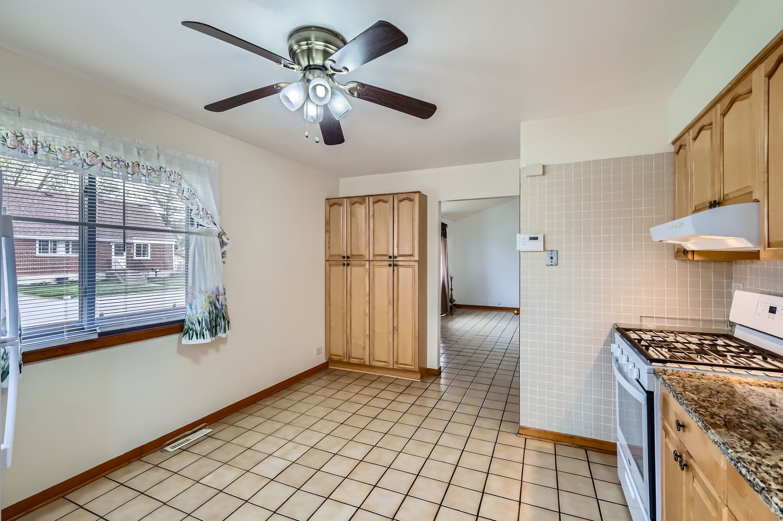 3020 Lee St Property Photo 4