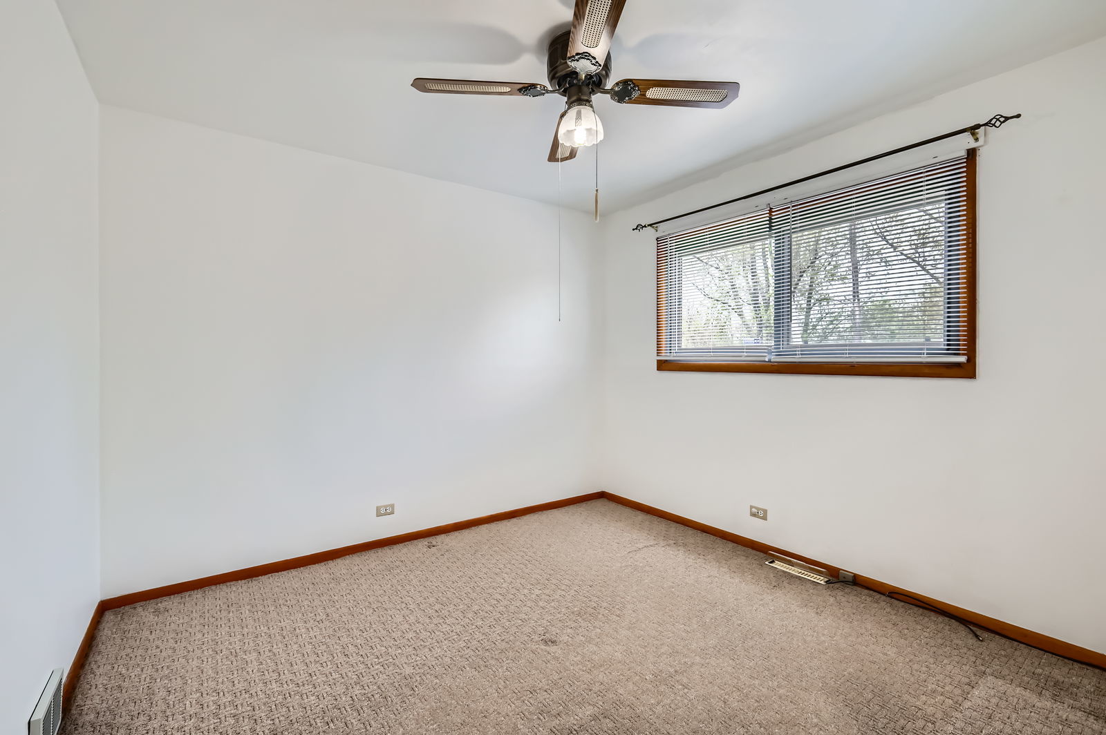3020 Lee St Property Photo 9