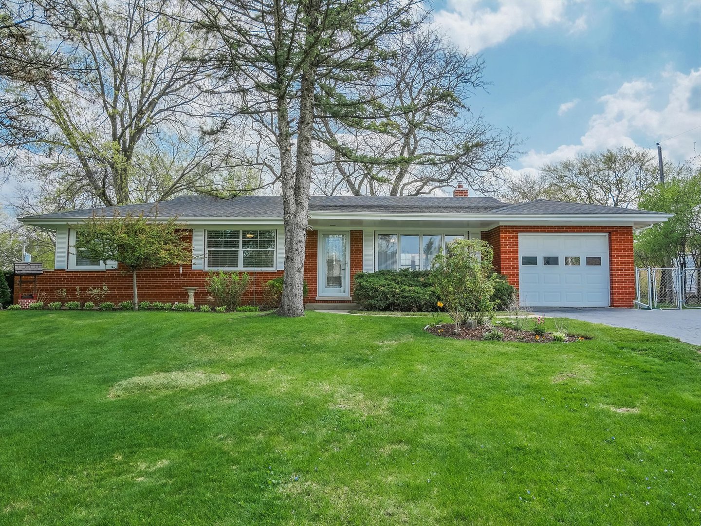 22w145 Sunset Terrace Property Photo