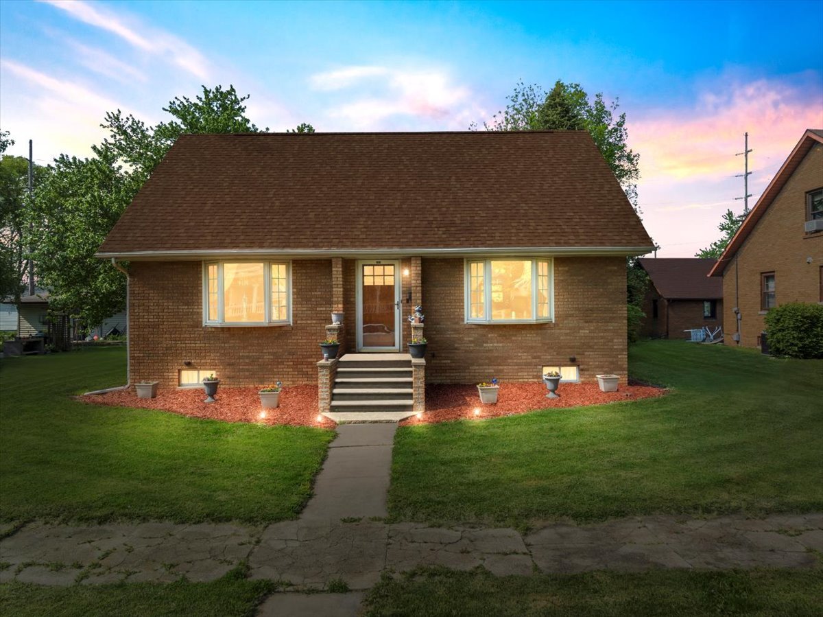 304 W Elm St Property Photo 1