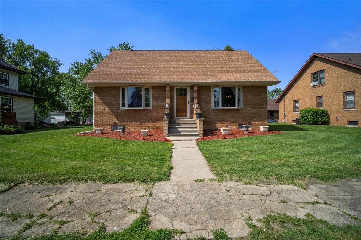 304 W Elm St Property Photo 4