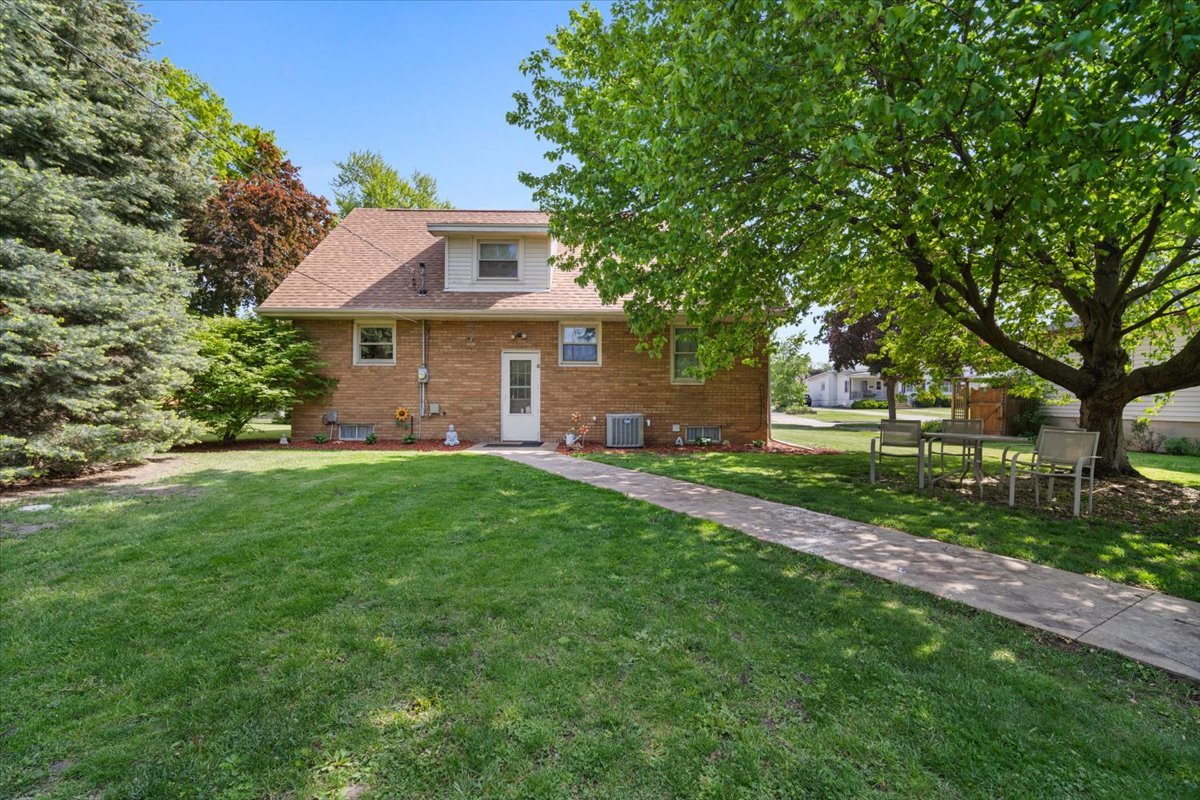 304 W Elm St Property Photo 6