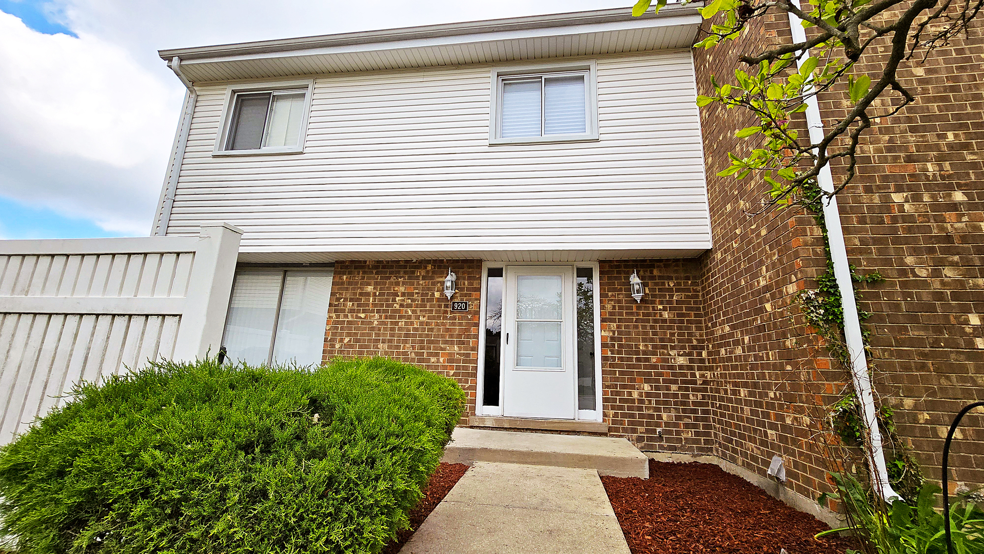 920 White Oak Lane Property Photo 1