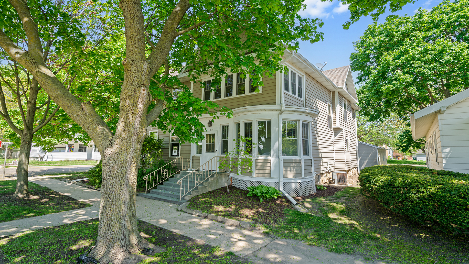 102 S Jackson Avenue Property Photo