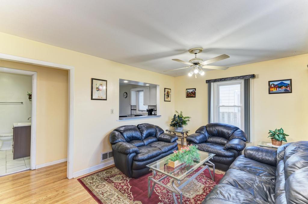 1431 N Hillside Ave Property Photo 3