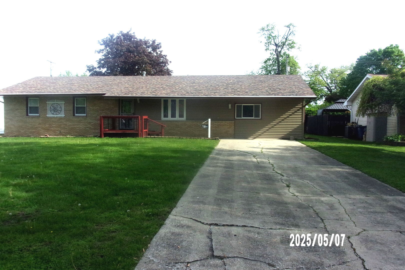 704 E Sycamore Street Property Photo 1