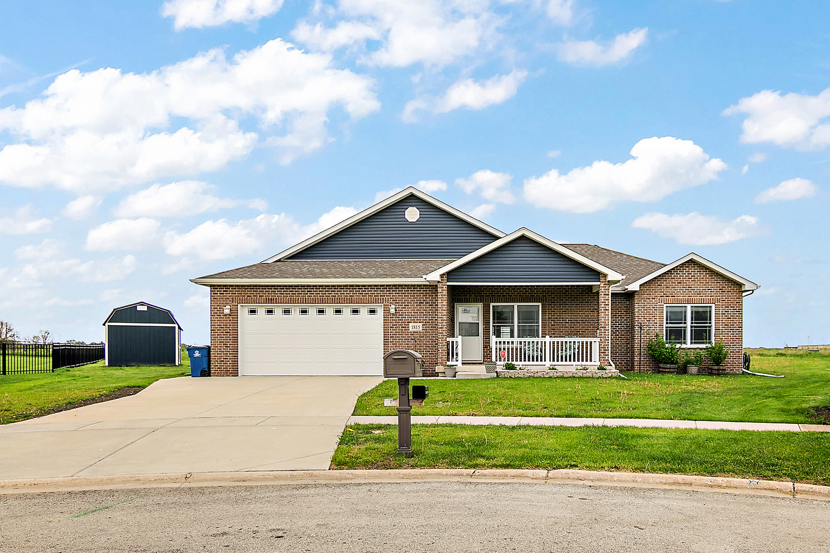 1815 Summerfield Lane Property Photo 1