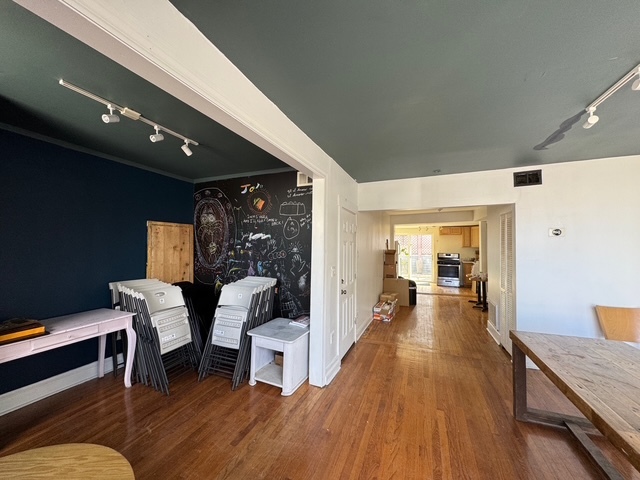2553 W Fullerton Ave Property Photo 8