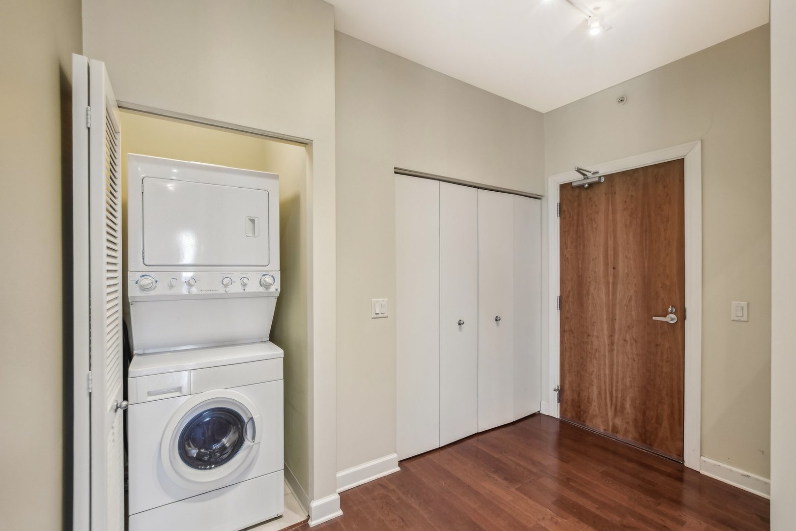 1235 S Prairie Avenue 2805 Property Photo 16