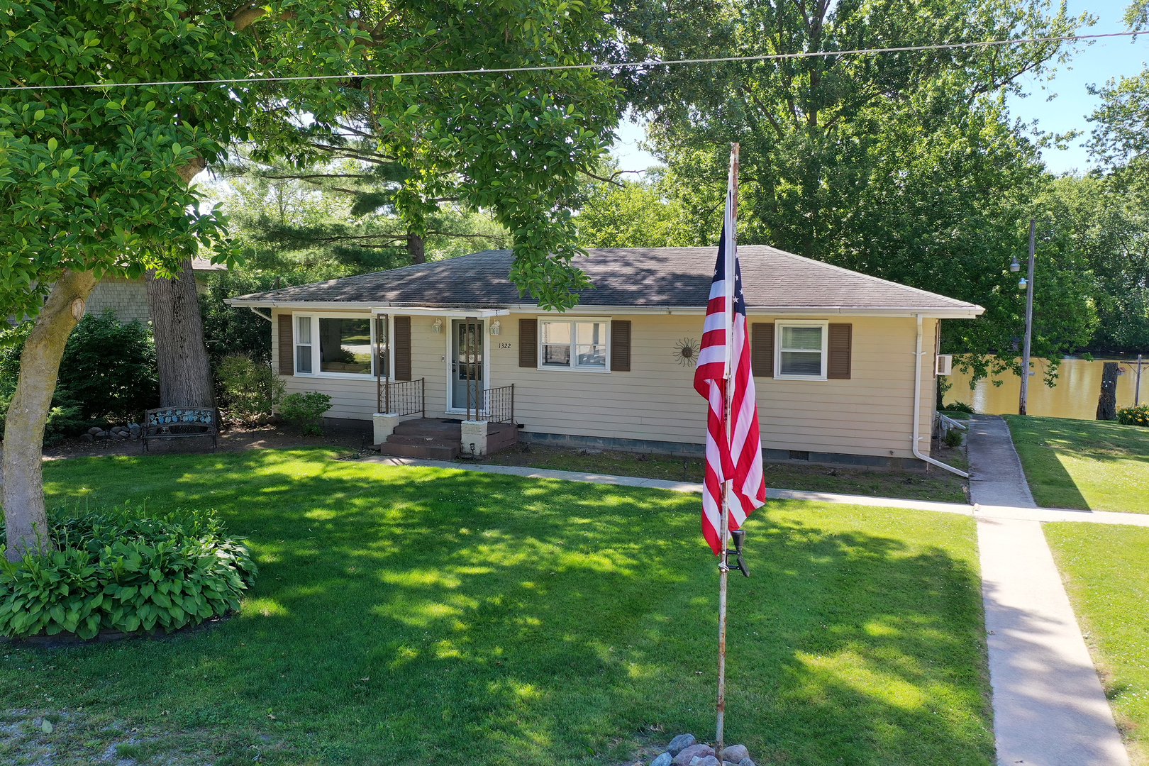 1322 N Riverside Drive Property Photo 1