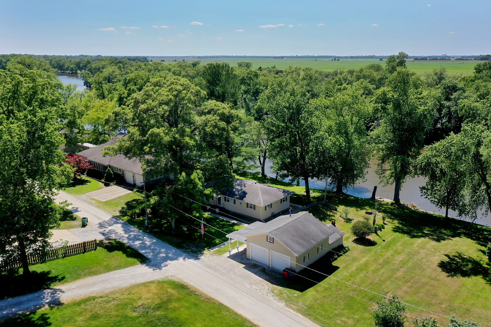 1322 N Riverside Drive Property Photo 2