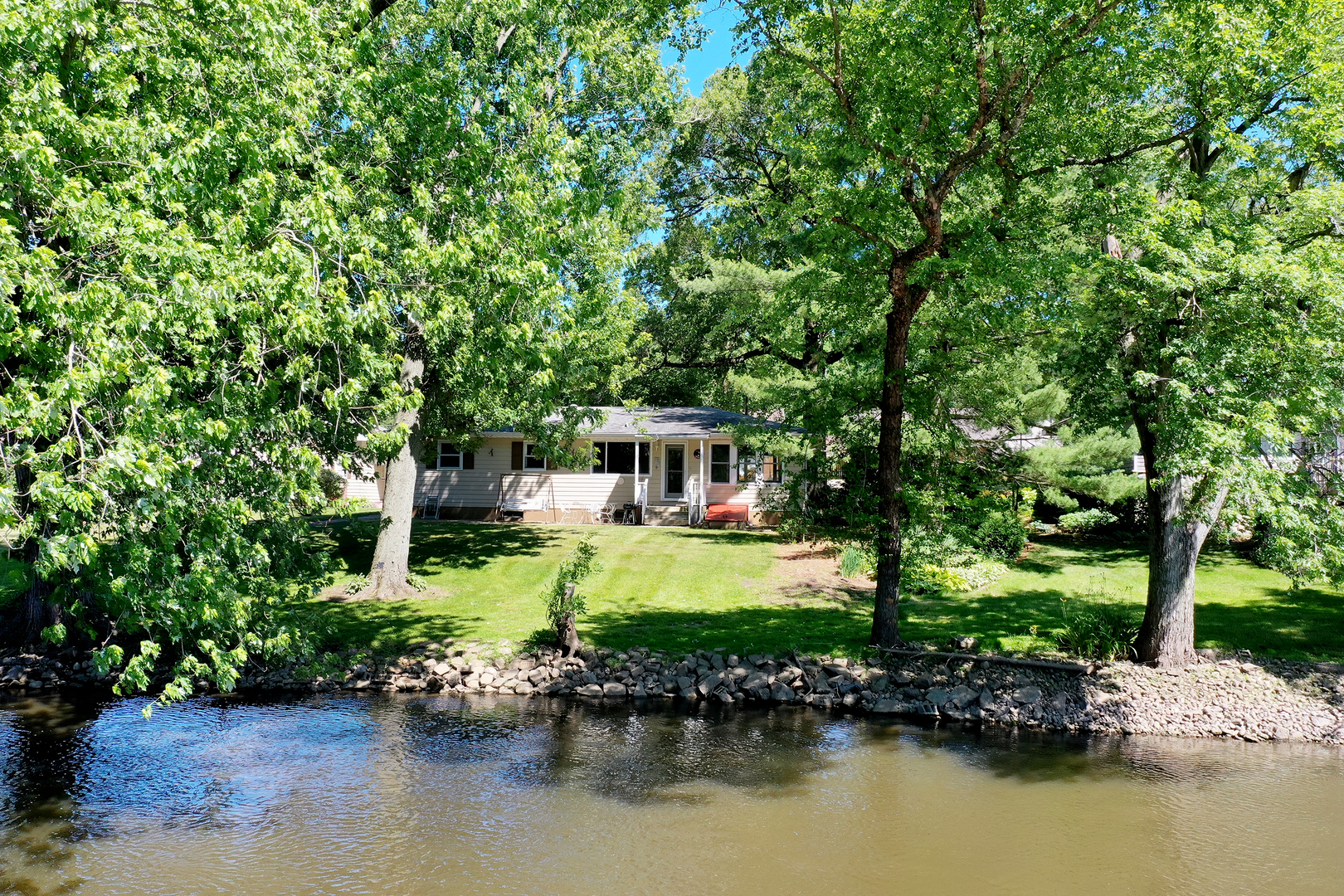 1322 N Riverside Drive Property Photo 3