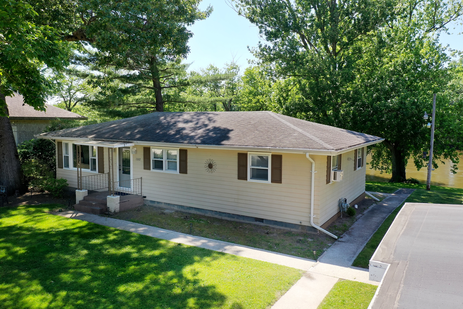 1322 N Riverside Drive Property Photo 4