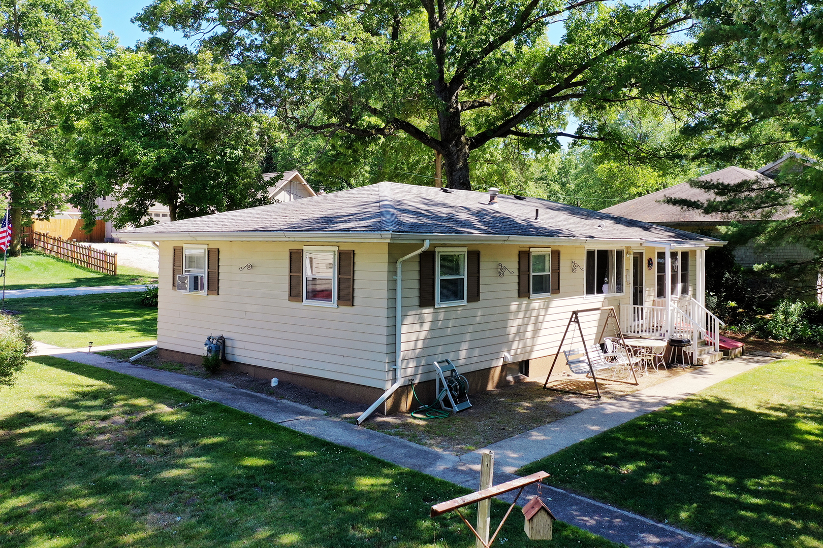 1322 N Riverside Drive Property Photo 5