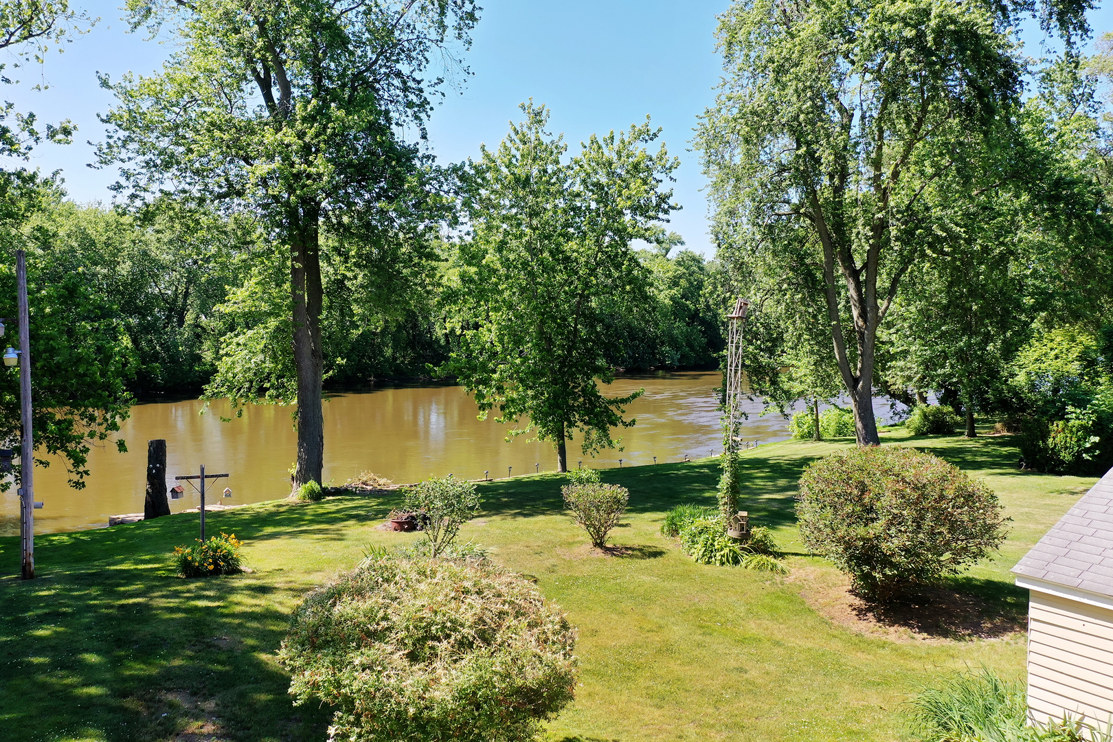 1322 N Riverside Drive Property Photo 9