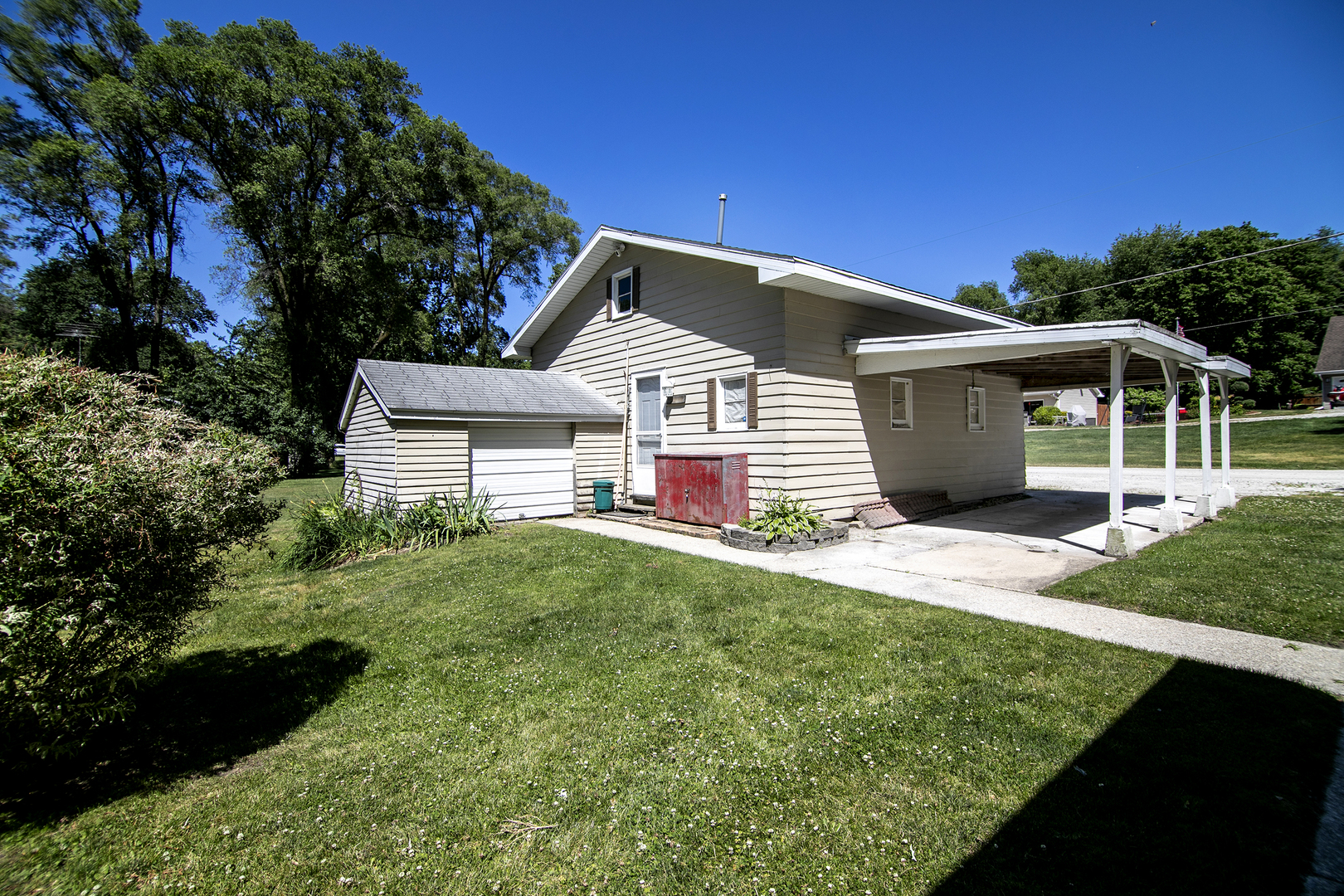1322 N Riverside Drive Property Photo 12