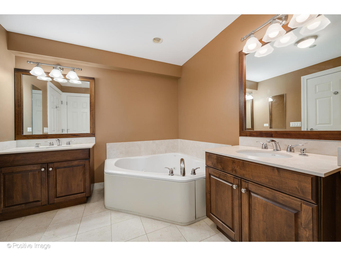 21 E Huron St Property Photo 15