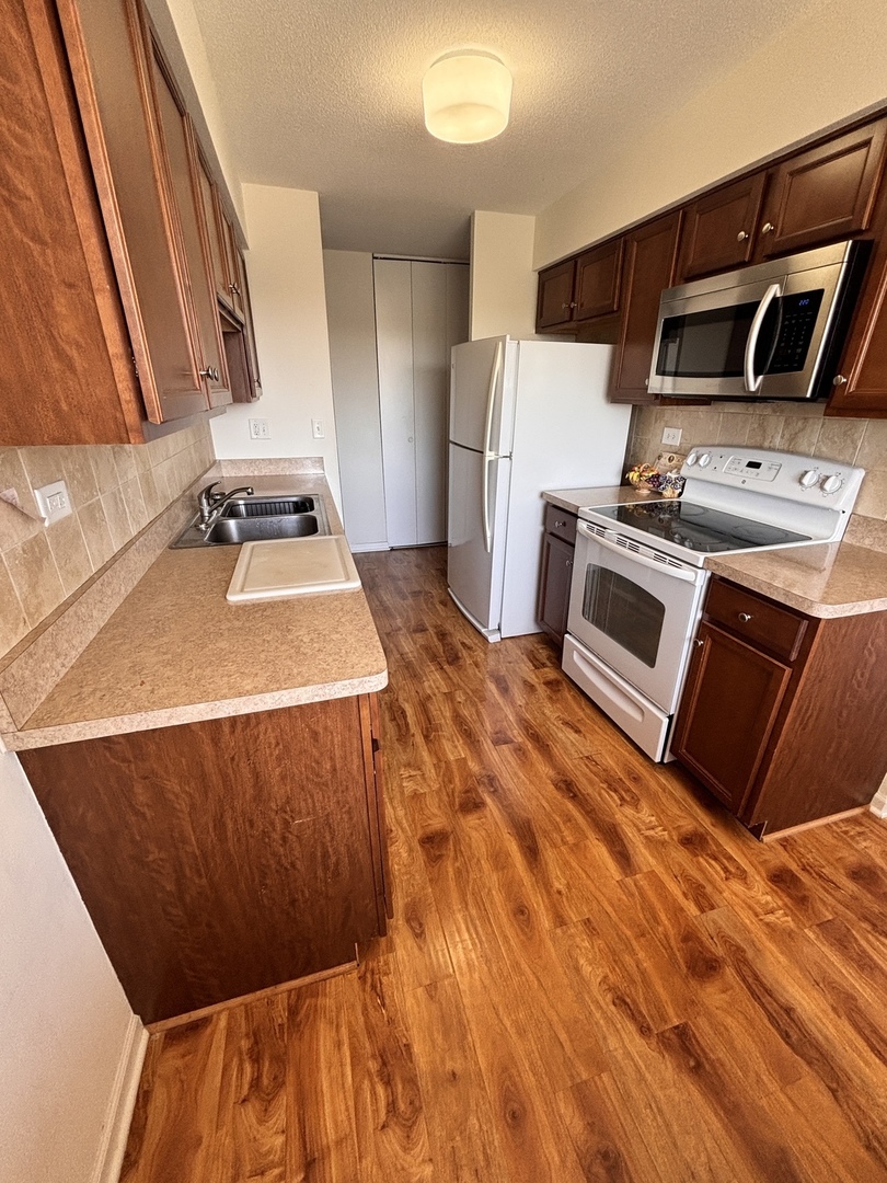 111 S Baybrook Drive 514 Property Photo 5