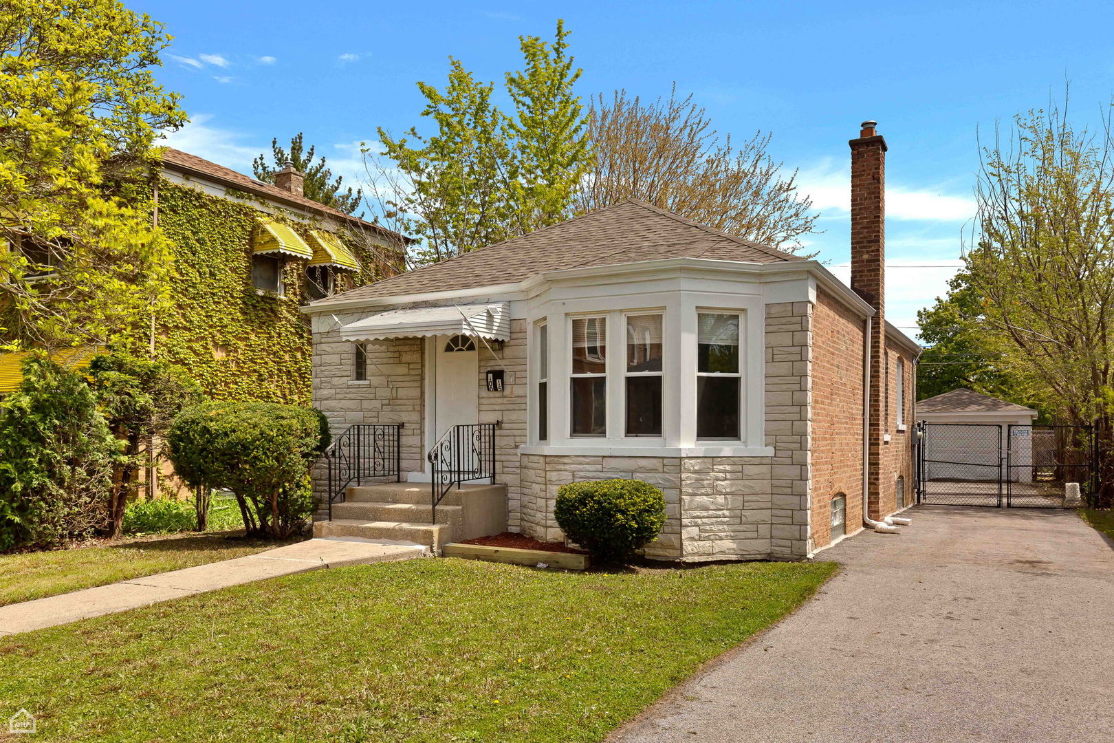 10015 S Emerald Avenue Property Photo 1
