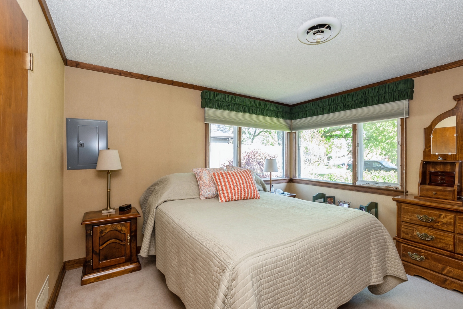 4904 Spring Road Property Photo 6