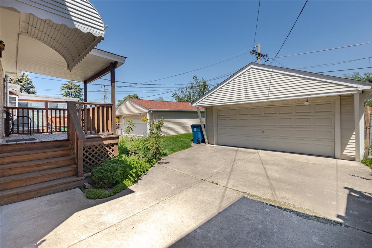 4717 N Newcastle Avenue Property Photo 3
