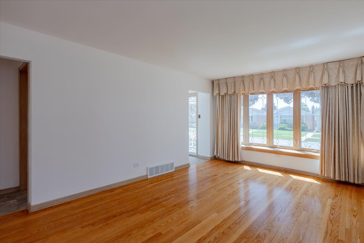 4717 N Newcastle Avenue Property Photo 5