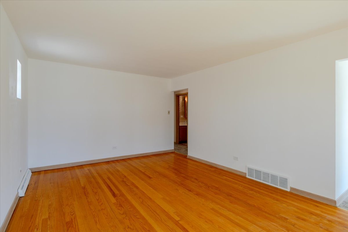 4717 N Newcastle Avenue Property Photo 6