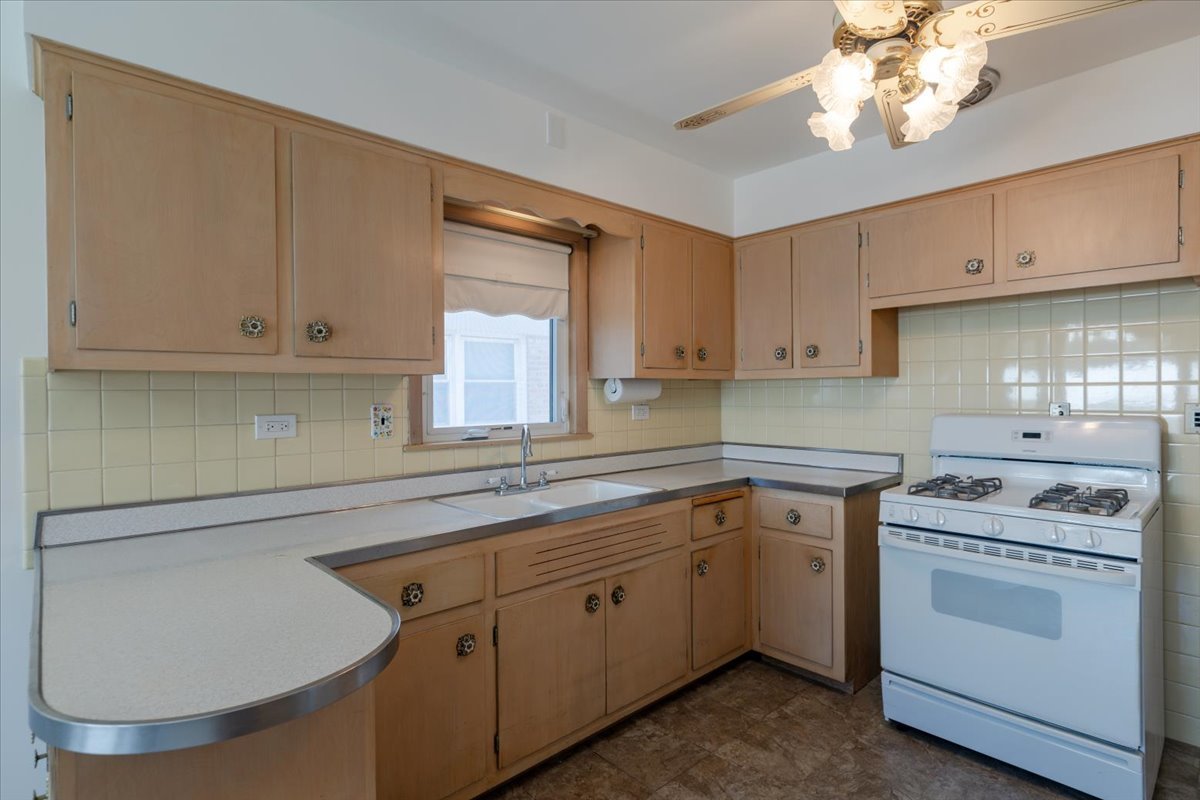 4717 N Newcastle Avenue Property Photo 9