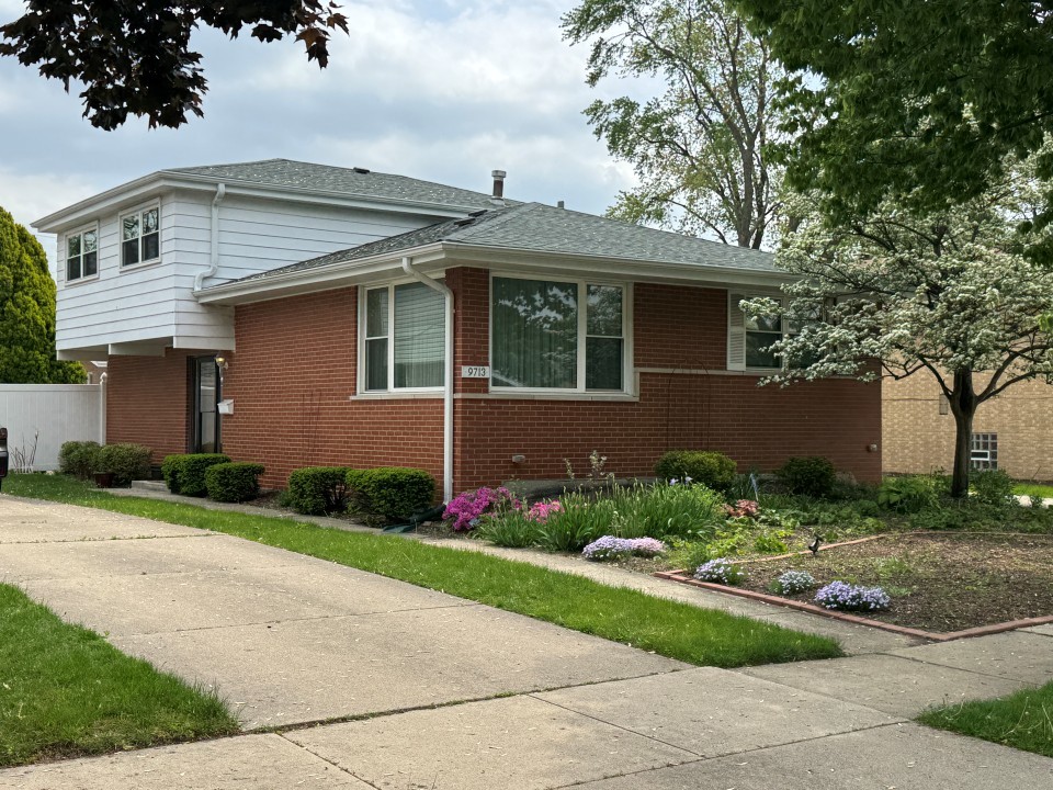 9713 S Kenneth Avenue Property Photo