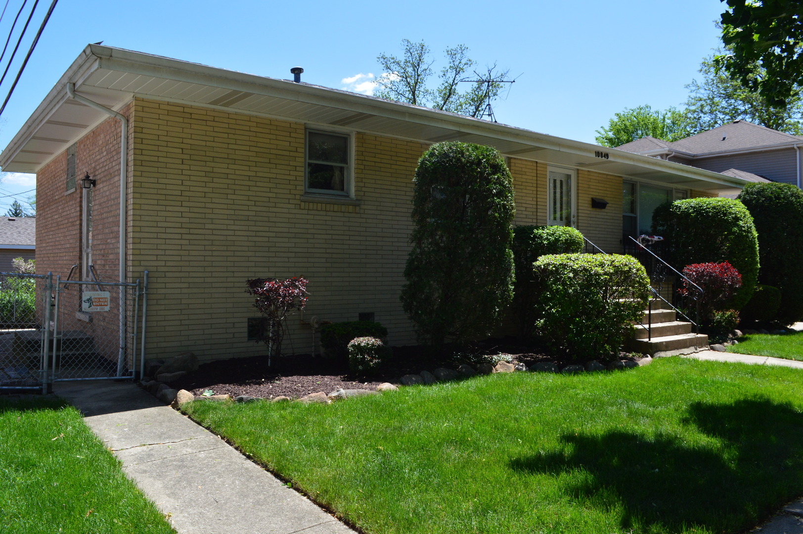 10849 S Christiana Ave Property Photo 3