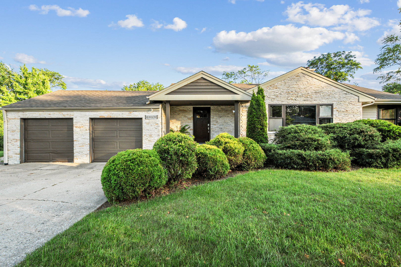 16w639 Red Oak Avenue Property Photo 1
