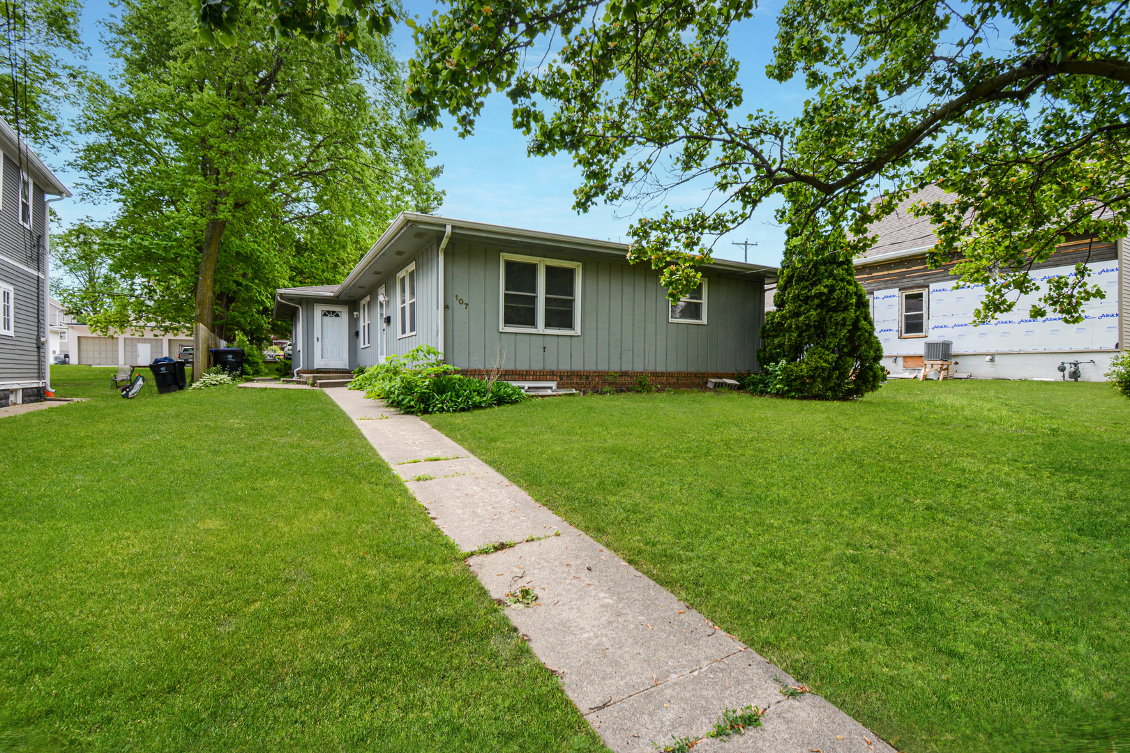 107 E Division Street Property Photo 1