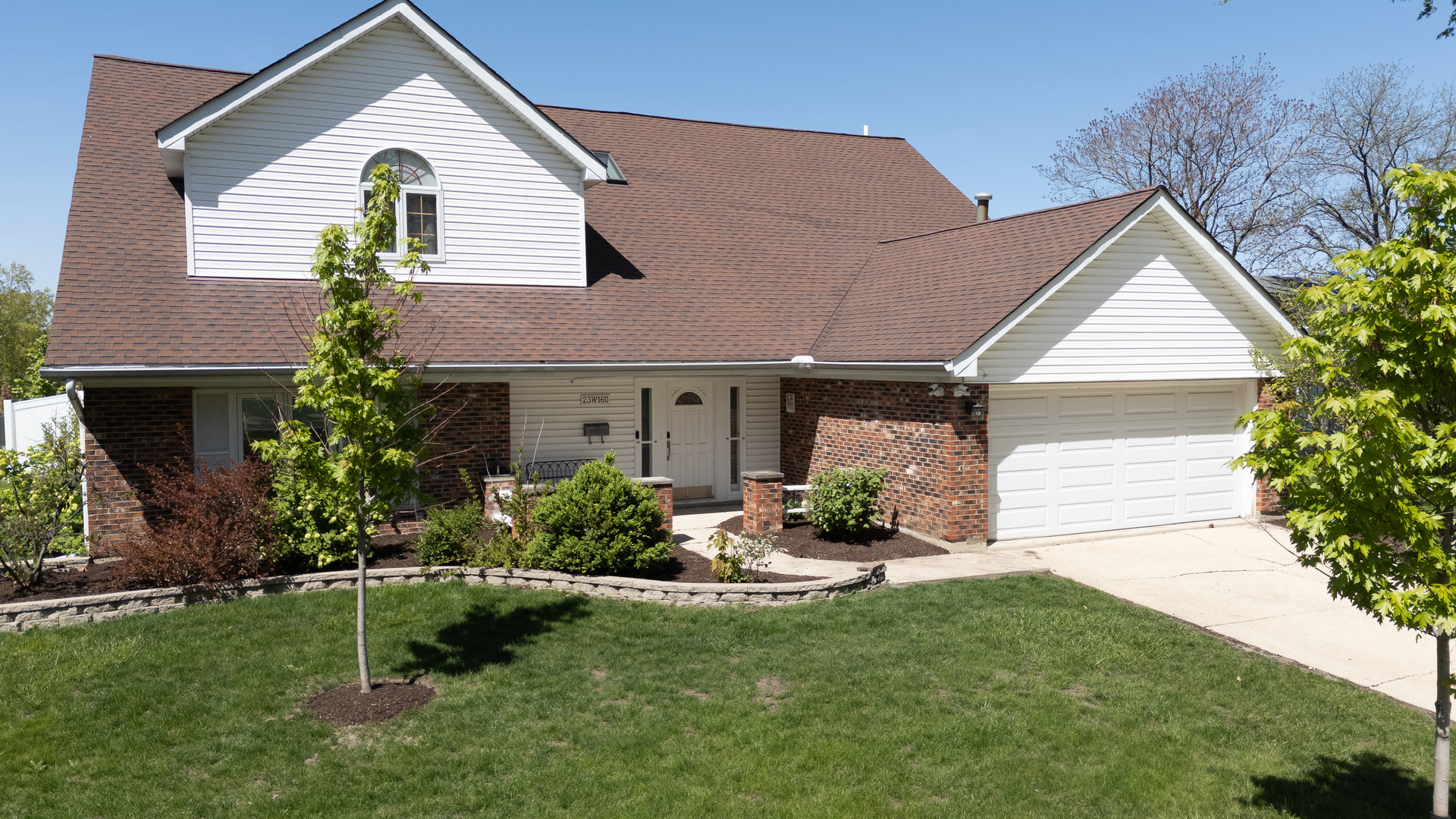 23w160 Woodcroft Drive Property Photo 1
