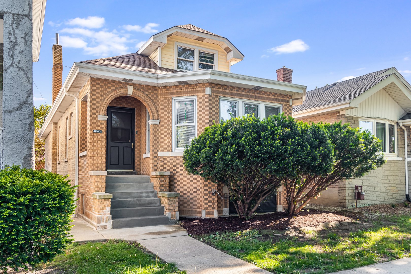 5945 W Dakin Street Property Photo 1