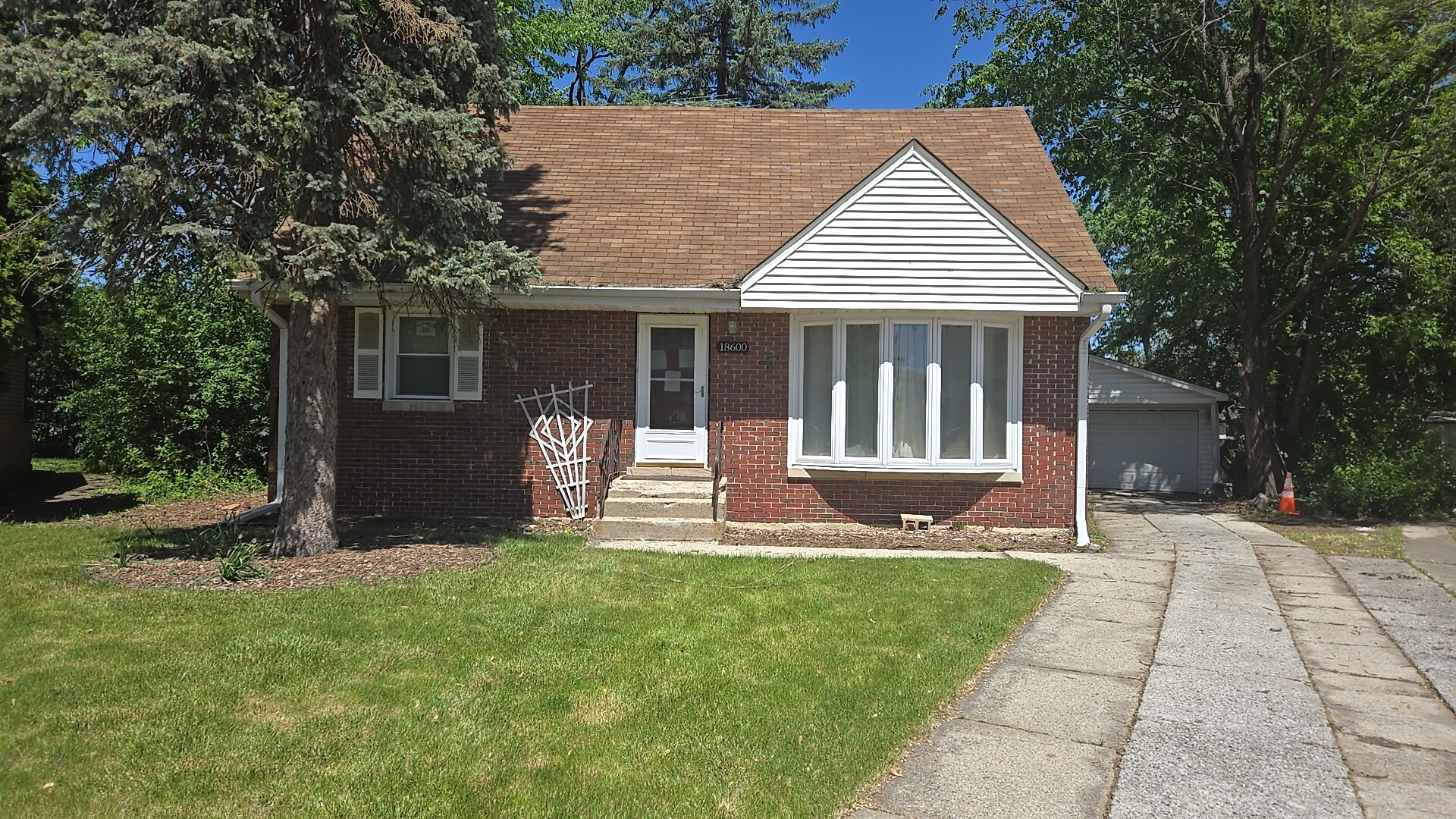 18600 Golfview Ave Property Photo