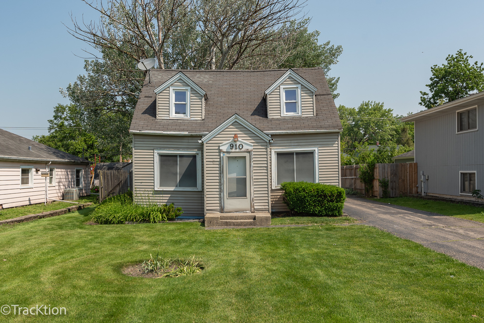 910 E Krage Drive Property Photo 1