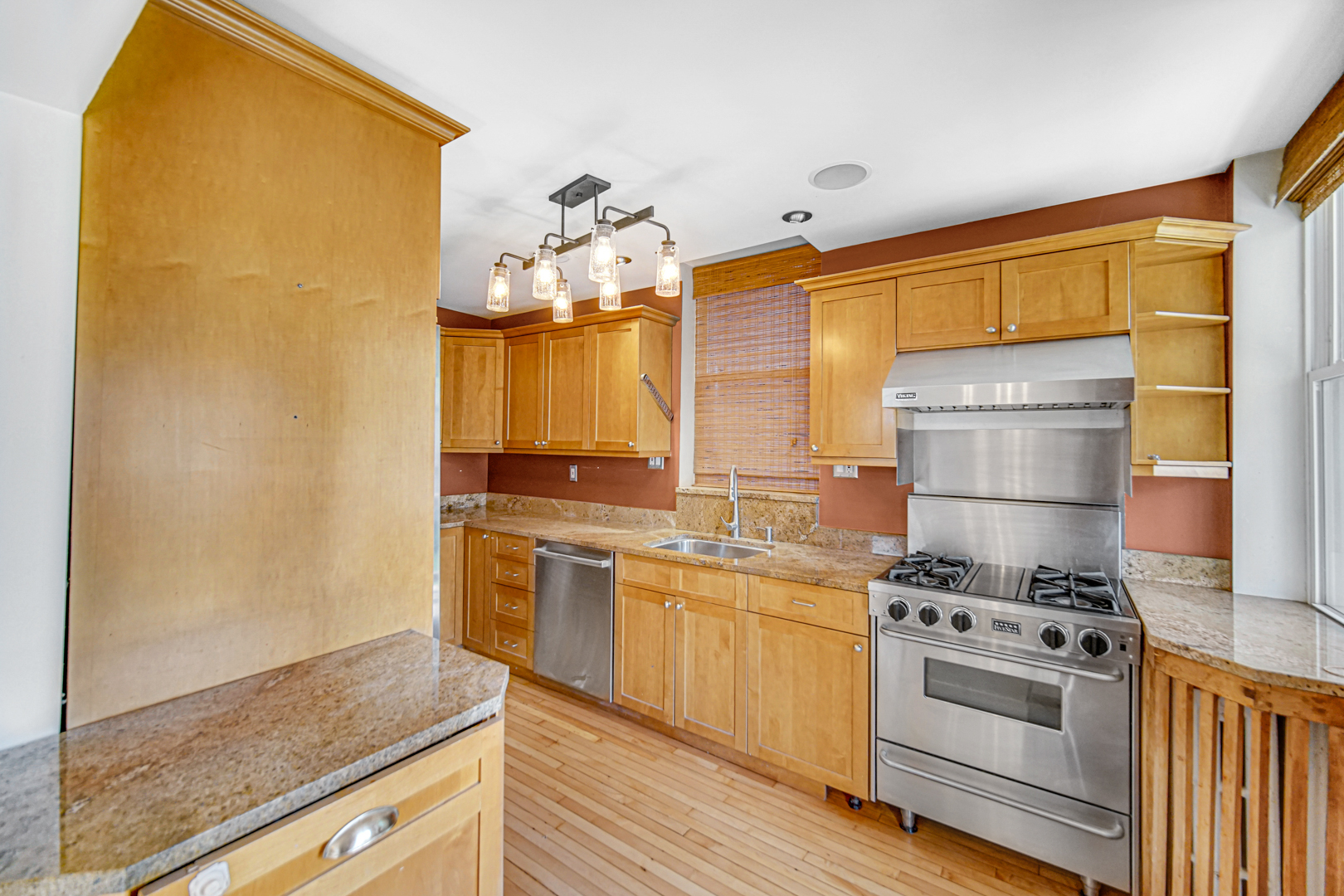 1044 S East Avenue Property Photo 8