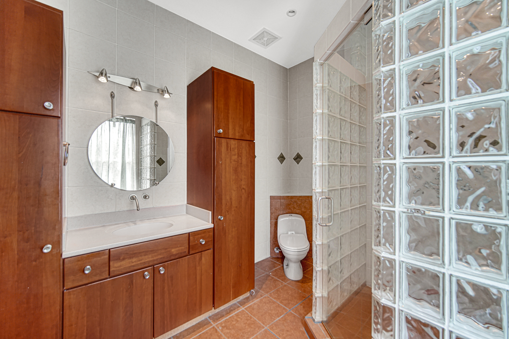 1044 S East Avenue Property Photo 12