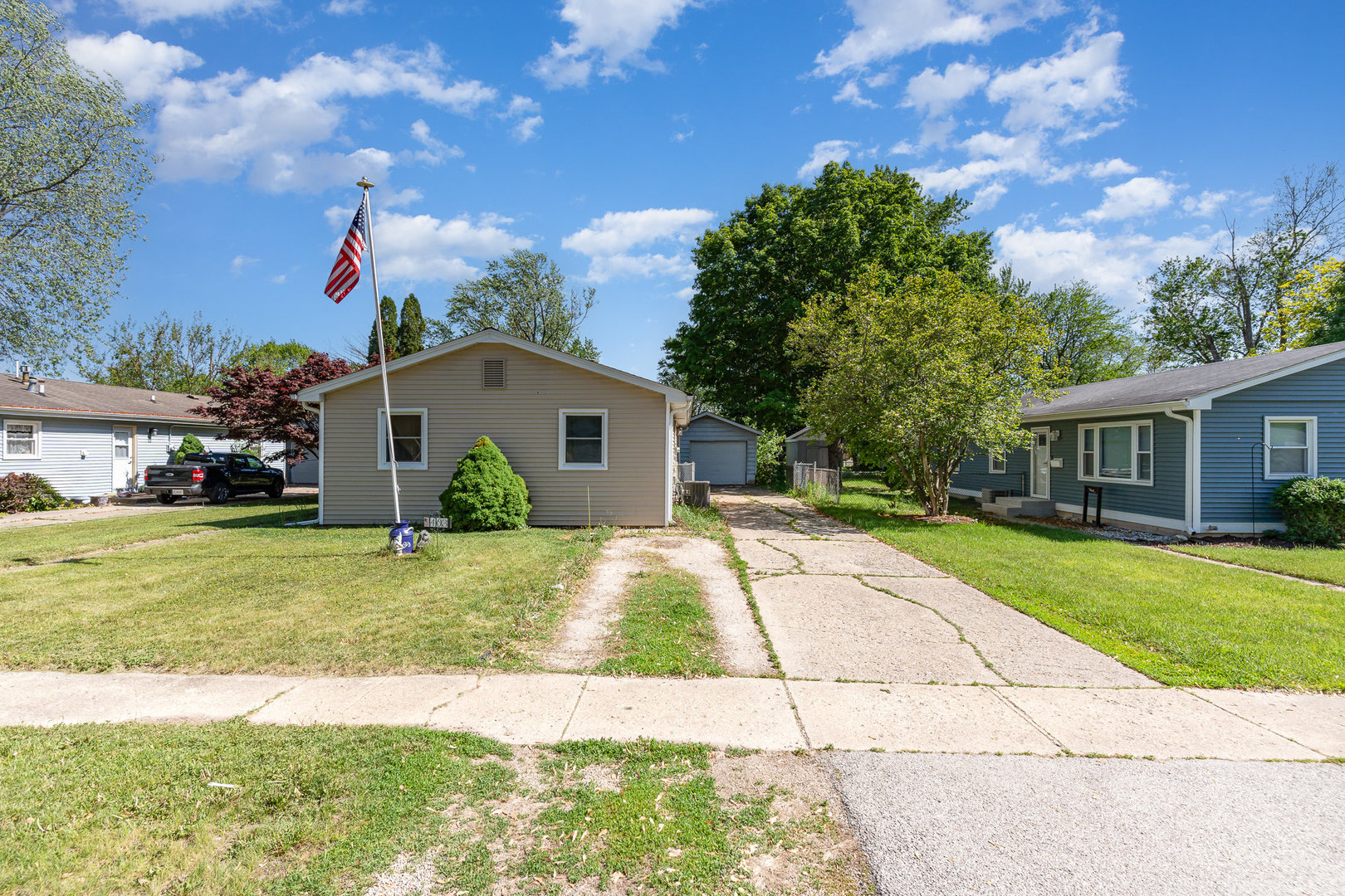 403 W School Street Property Photo 1