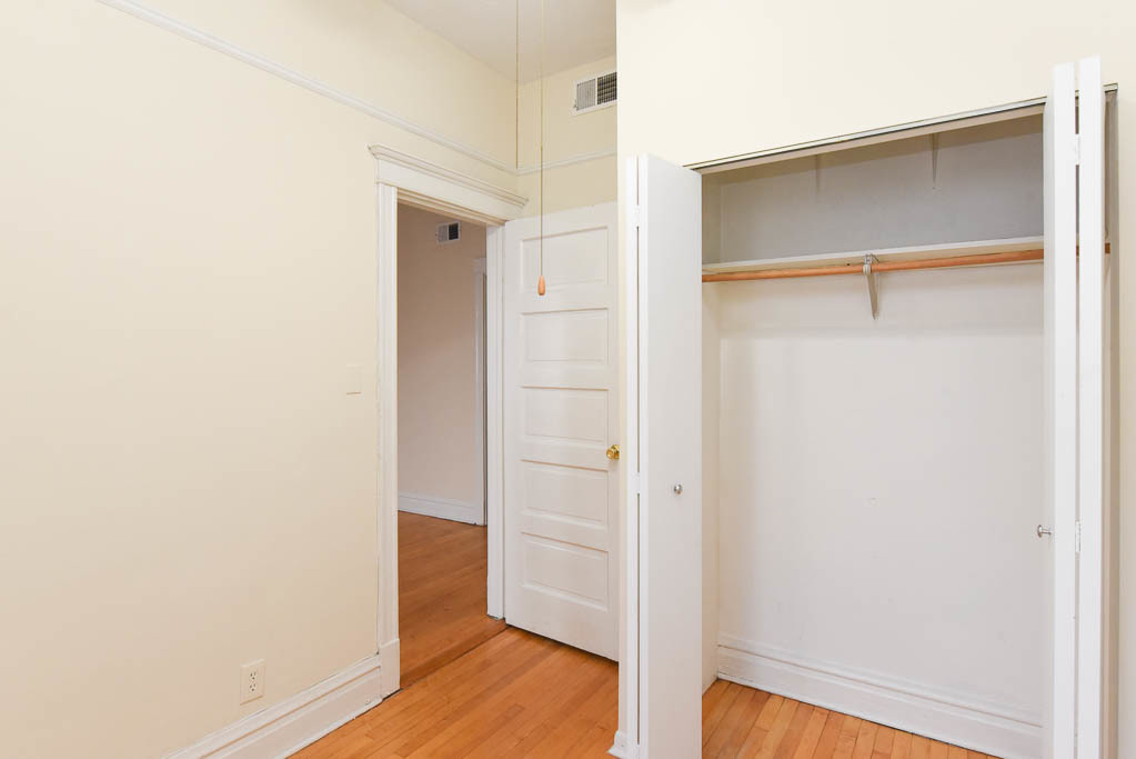 1721 W Nelson St Property Photo 19