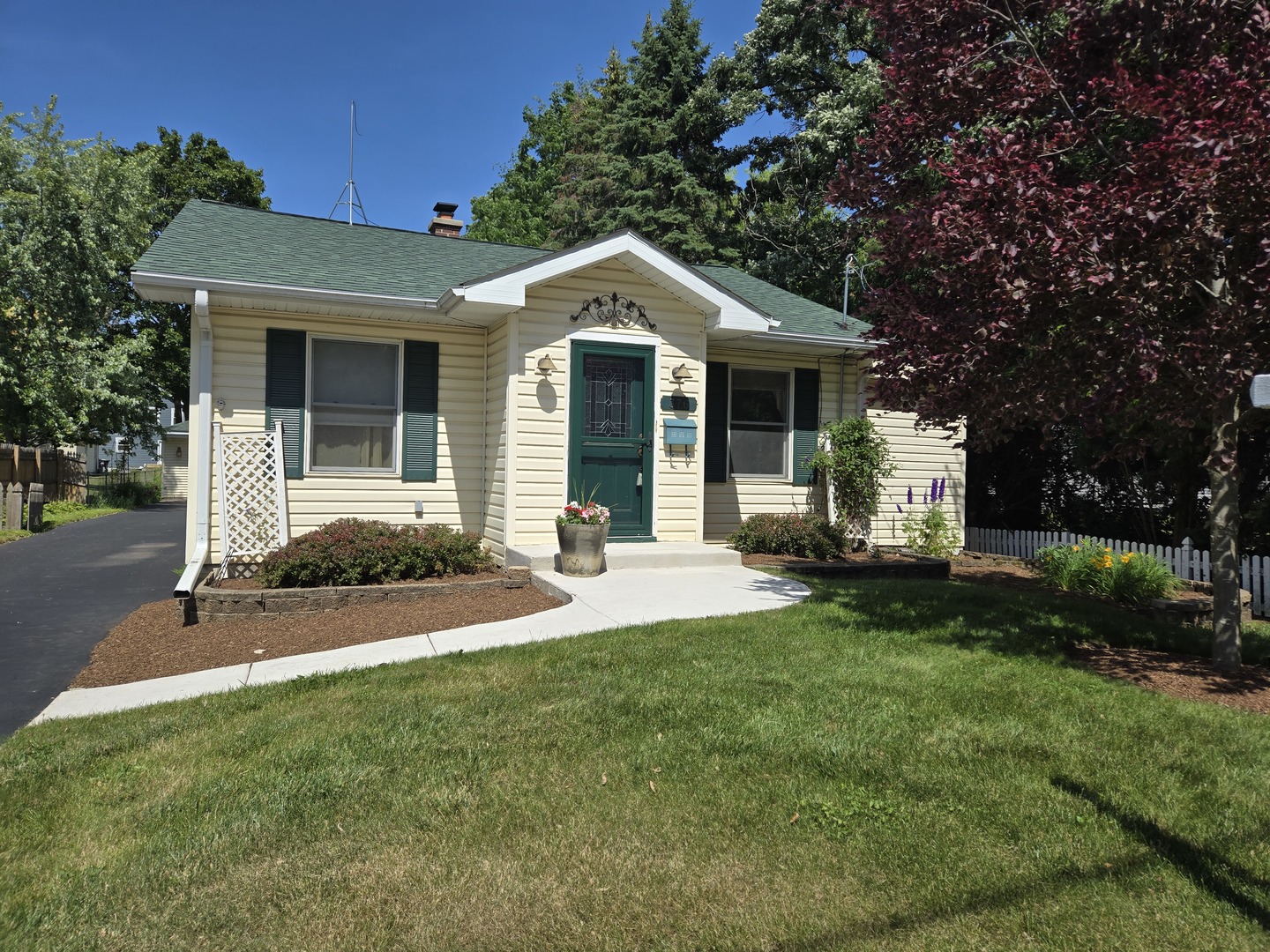376 Douglas Avenue Property Photo 1