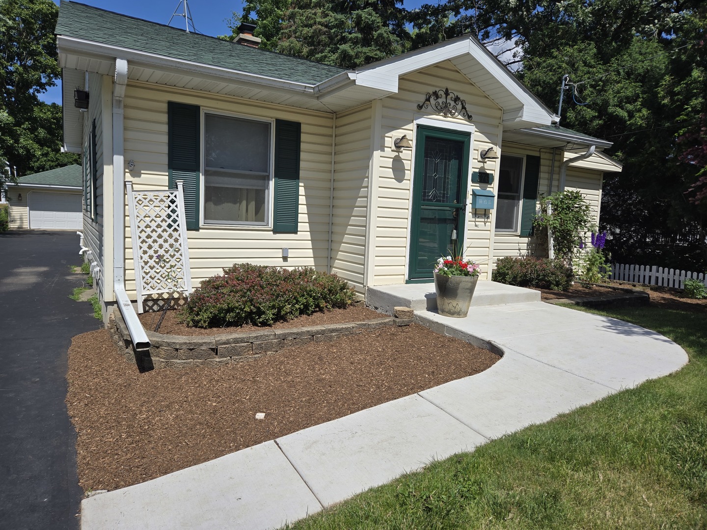 376 Douglas Avenue Property Photo 2