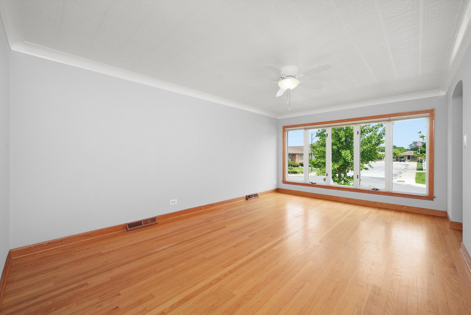 11400 S Hamlin Ave Property Photo 4