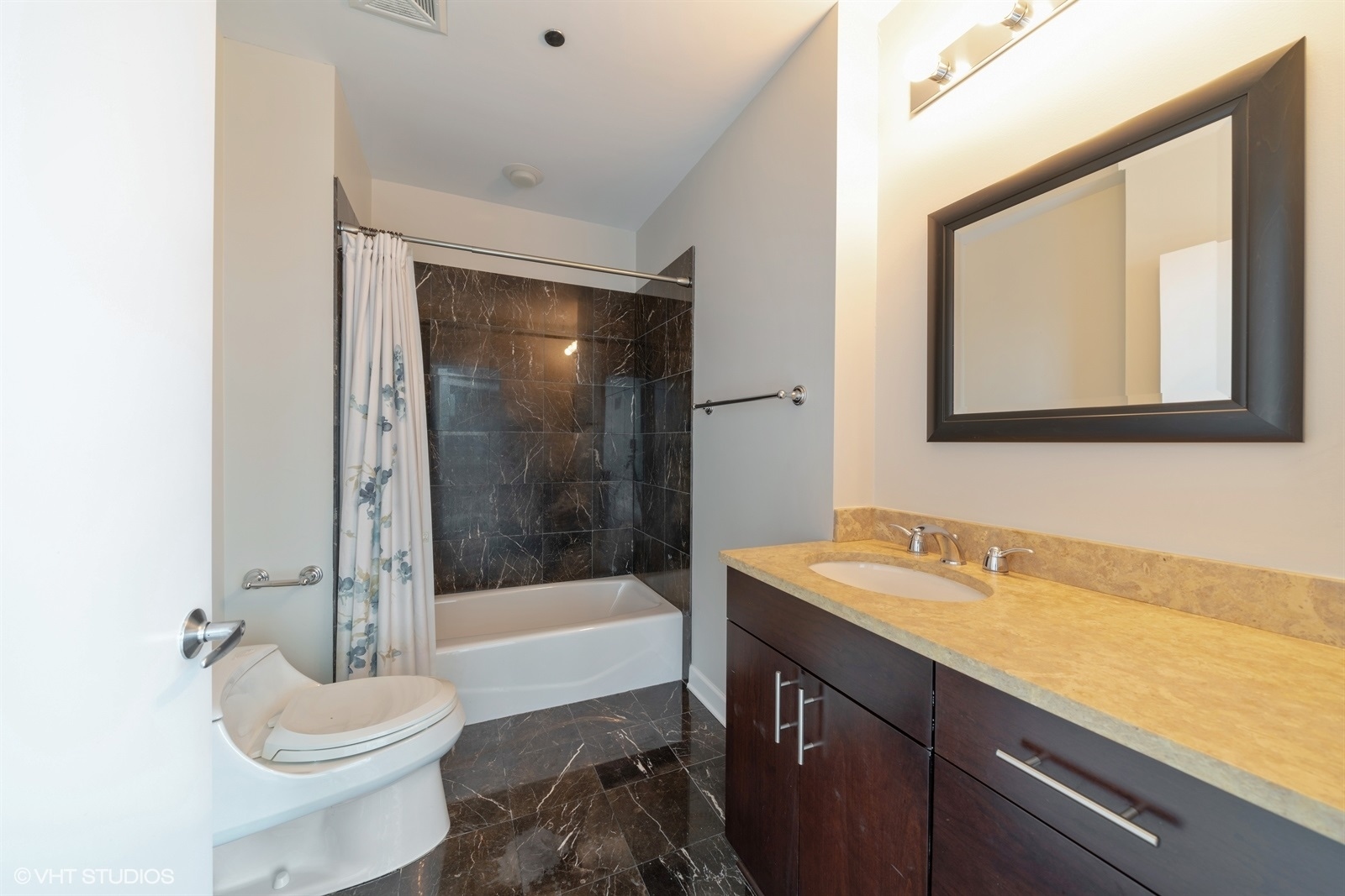 1211 S Prairie Ave Property Photo 9