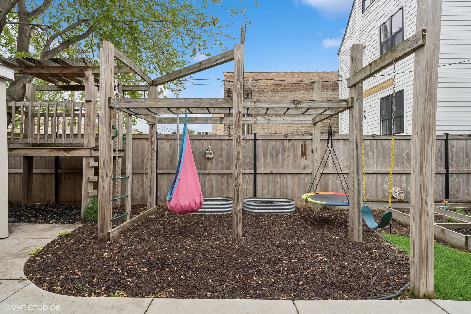 2340 N Lawndale Ave Property Photo 25