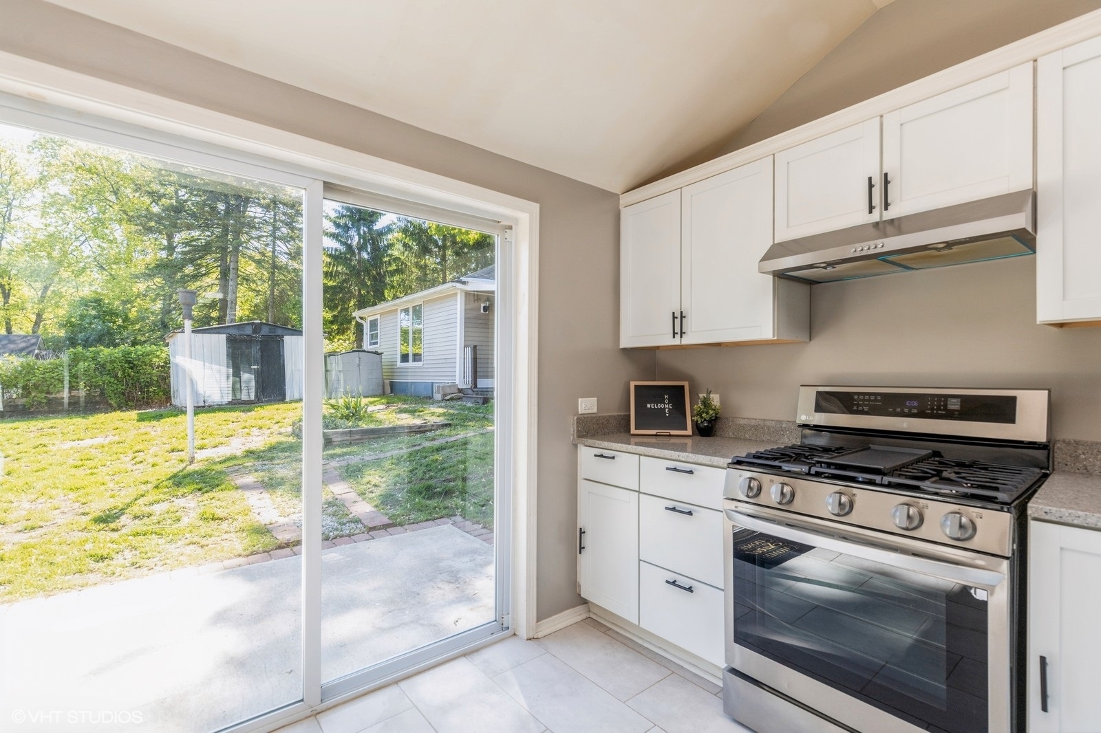 35611 N Grove Avenue Property Photo 6